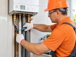 Foto real de técnico fazendo manutenção em aquecedor a gás
